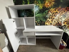 Weißer Schreibtisch mit